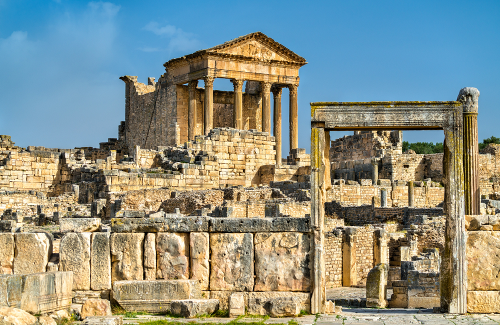 Unesco heritage site. Древний город Дугга. Дугга Тунис. Руины Капитолия Рим. Римские развалины в Тунисе.
